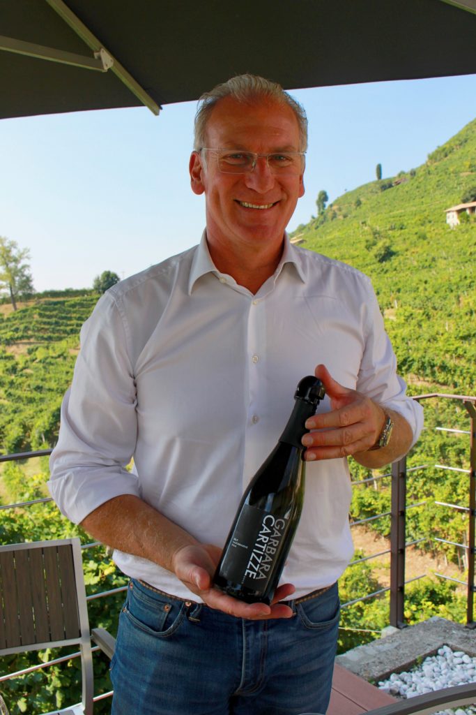 Mirco Grotto vom Weingut Garbara serviert einen Prosecco superiore Cartizze